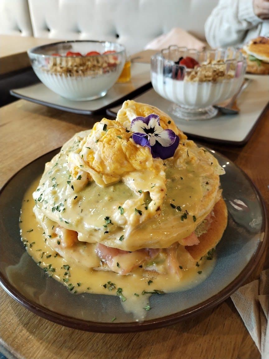 Brunch signature Le Good Mood servi sur une table en bois