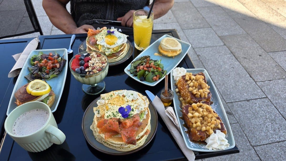 Table de brunch dressée un dimanche matin