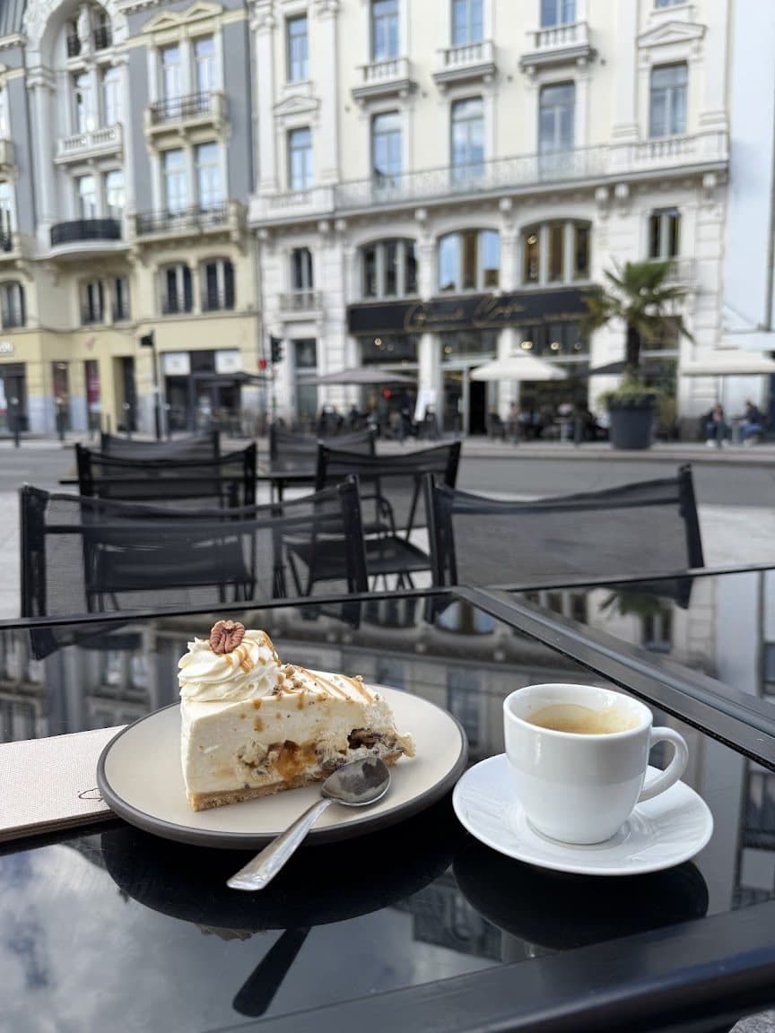 Terrasse extérieure ensoleillée du café