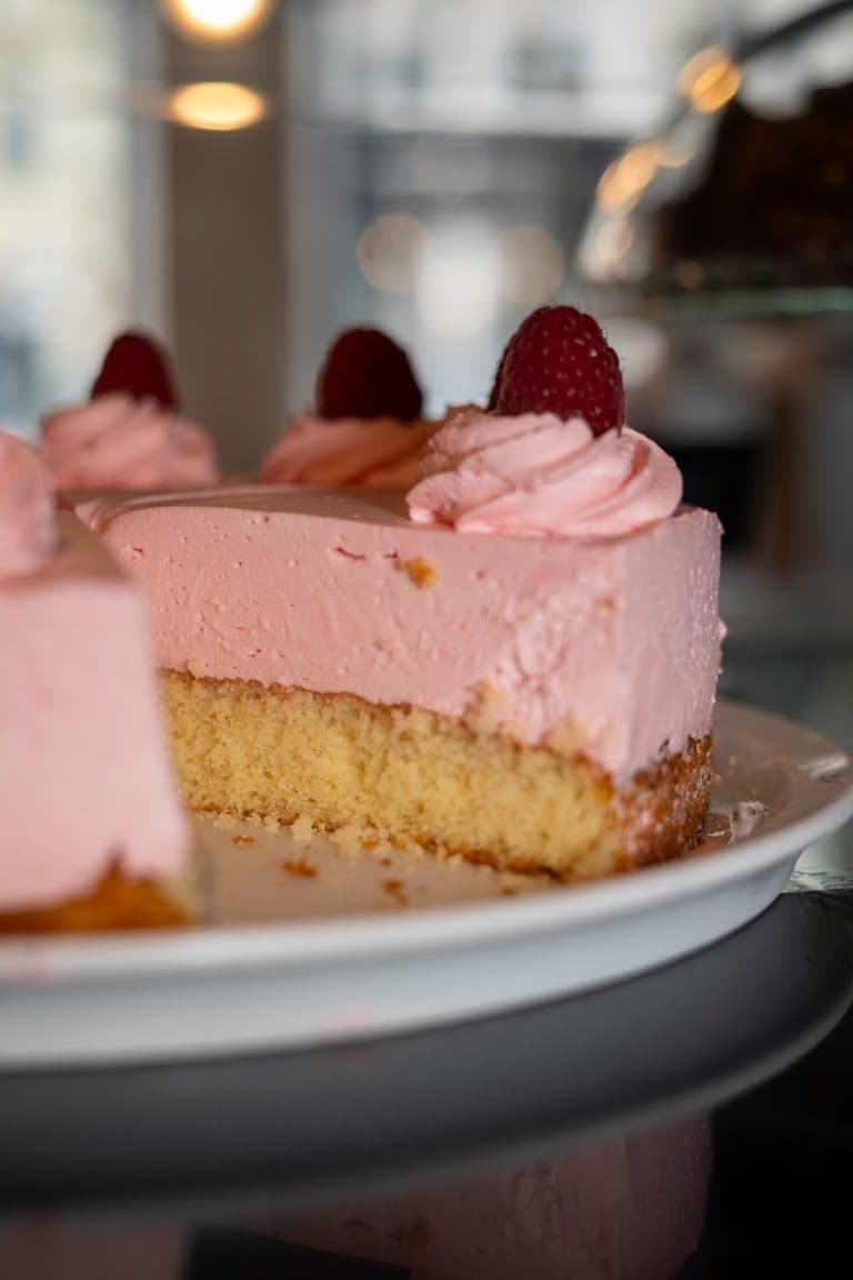 Pâtisseries maison présentées sur le comptoir