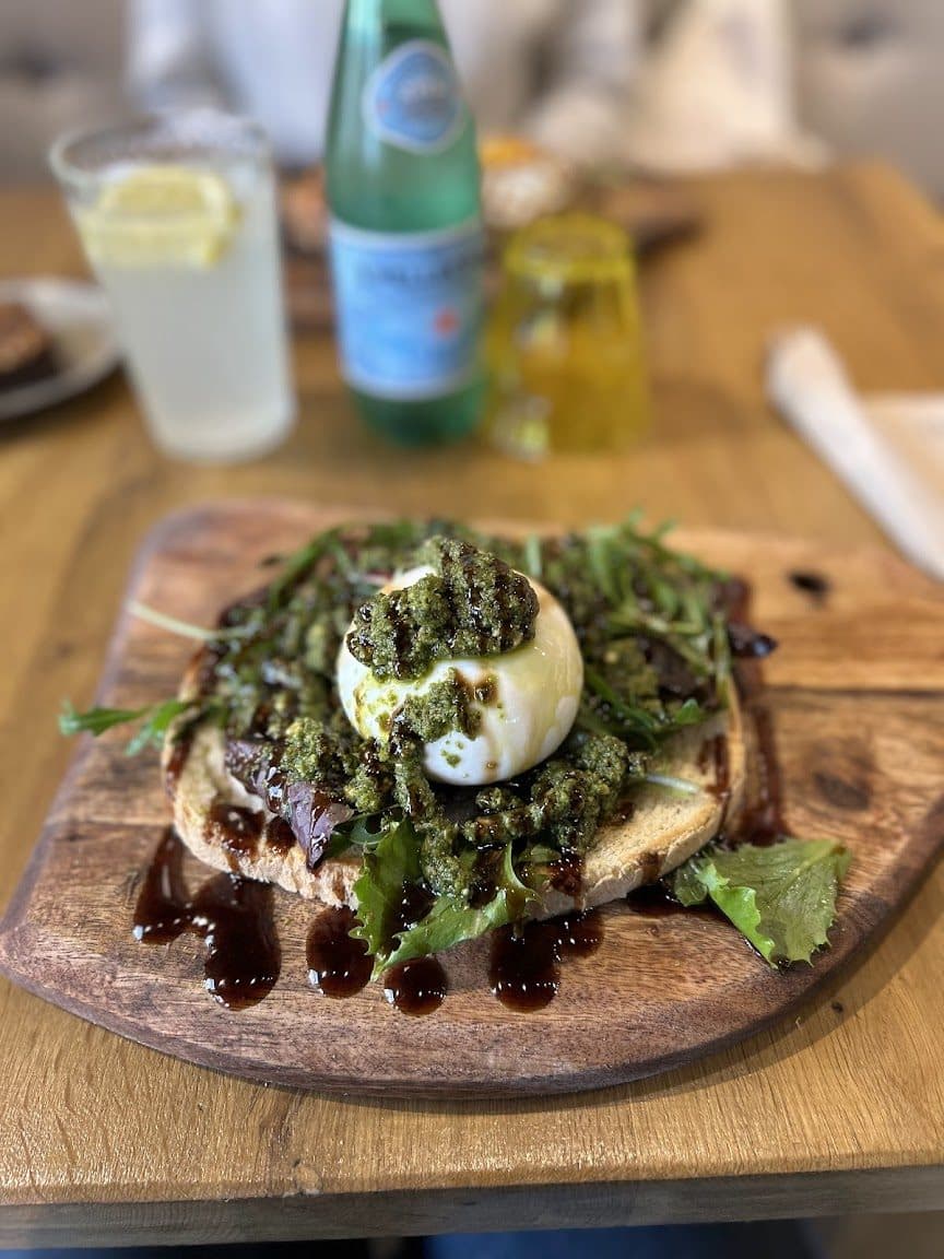 Table de brunch généreuse chez Good Mood Coffee