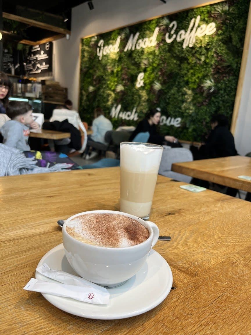 Intérieur chaleureux de Good Mood Coffee avec ses tables en bois et sa lumière douce